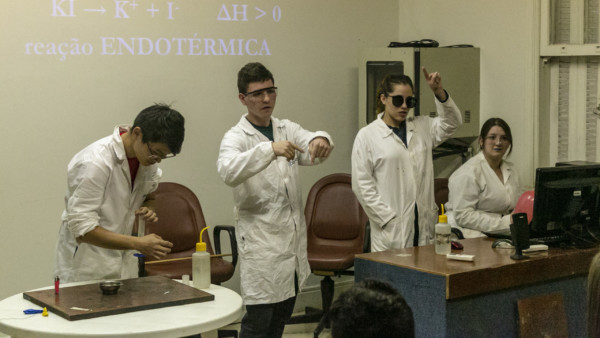Foto Laboratório - Grupo de quatro alunos explicando sobre curso na área química